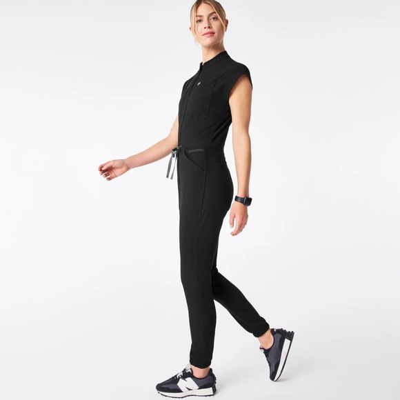 NWT Figs Rafaela Cargo ScrubJumpsuit Black Sz S, Figs Rafaela Cargo Jumpsuit $98 - Picture 3 of 11
